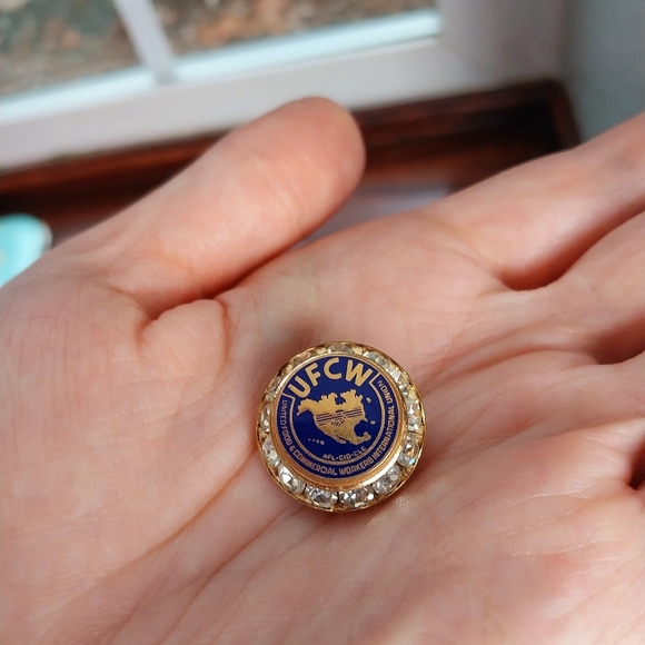 Mid-century Vintage United Food and Commercial Workers Union UFCW Pin Lapel Pin - Picture 5 of 6
